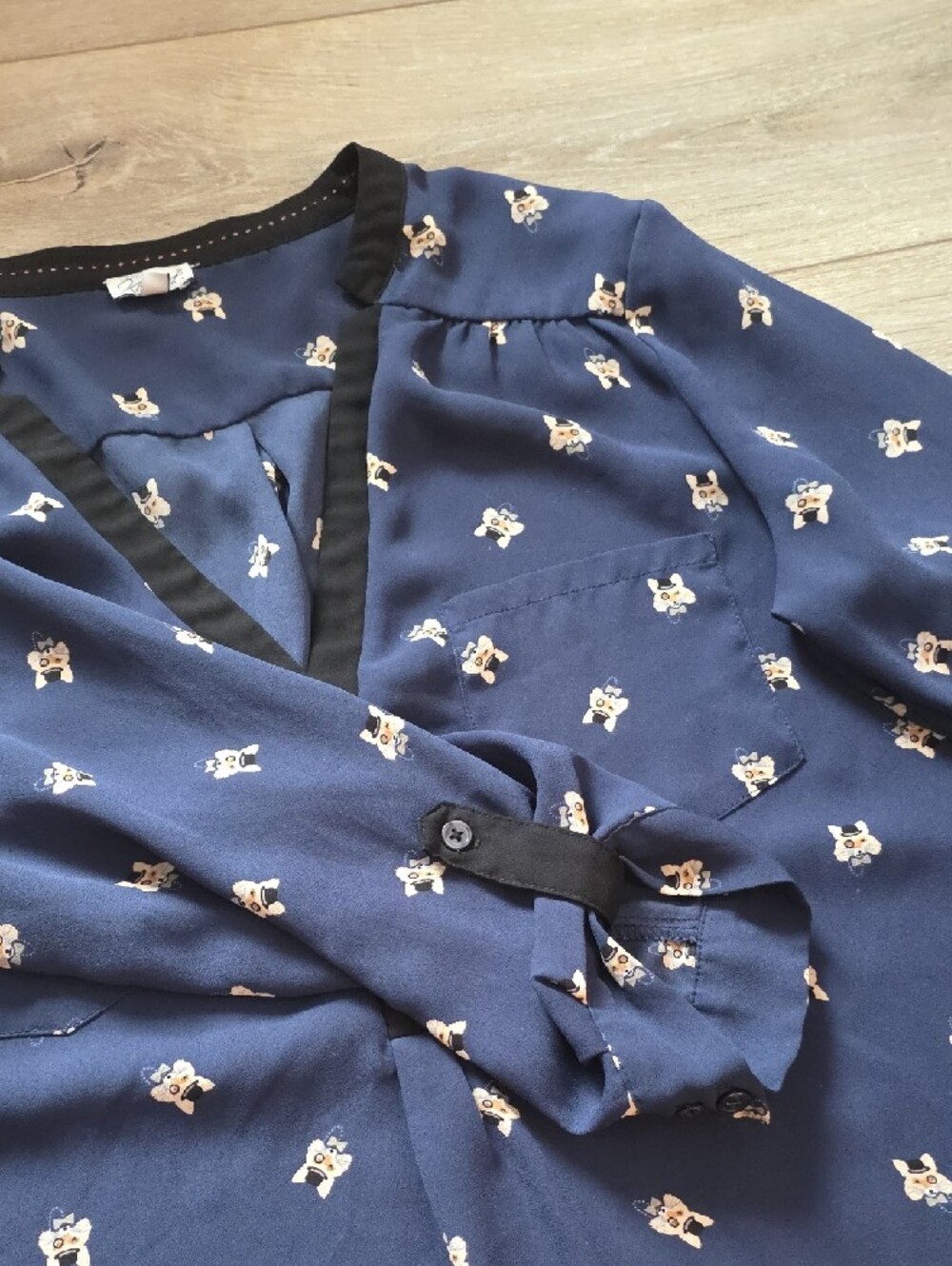 ❤️3/$25 Kismet Navy Printed V-Neck Tunic with Cream Motif